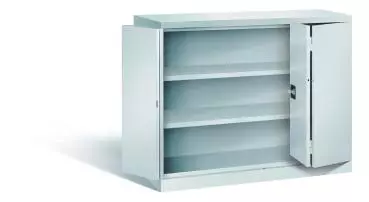 Lichtgrauer Falttürenschrank mit geöffneten Falttüren und einem Zylinderschloss. Im Inneren besitzt der Schrank zwei höhenverstellbare Fachböden. Der Schrank steht vor einem weißen Hintergrund.