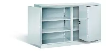 Lichtgrauer Falttürenschrank mit geöffneten Falttüren und einem Zylinderschloss. Im Inneren besitzt der Schrank insgesamt vier höhenverstellbare Fachböden. In der Mitte ist eine Durchgehende Trennwand. Der Schrank steht vor einem weißen Hintergrund.