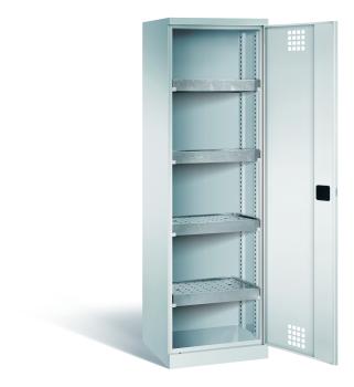 Lichtgrauer Lagerschrank mit einer geöffneten Tür mit Lochbild und einem Zylinderschloss. Im Inneren besitzt der Schrank 4 höhenverstellbare Wannenböden. Der Schrank steht vor einem weißen Hintergrund.