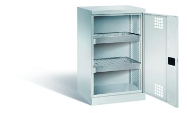 Lichtgrauer Lagerschrank mit einer geöffneten Tür mit Lochbild und einem Zylinderschloss. Im Inneren besitzt der Schrank 2 höhenverstellbare Wannenböden. Der Schrank steht vor einem weißen Hintergrund.