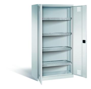 Lichtgrauer Lagerschrank mit einer geöffneten Tür mit Lochbild und einem Zylinderschloss. Im Inneren besitzt der Schrank 4 höhenverstellbare Wannenböden. Der Schrank steht vor einem weißen Hintergrund.