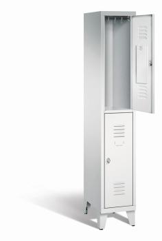 Ein lichtgrauer Garderobenschrank mit einem Abteil, zwei Fächern sowie integrierten Kleiderstangen mit Kleiderhaken, dessen obere Tür geöffnet ist. Er steht auf Stahlblechfüßen vor weißem Hintergrund.