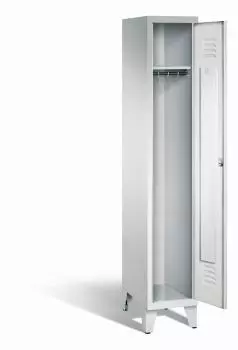 Ein lichtgrauer Garderobenschrank mit einem Abteil, einem Fach sowie integrierten Kleiderstangen mit Kleiderhaken, dessen Tür geöffnet ist. Er steht auf Stahlblechfüßen vor weißem Hintergrund.