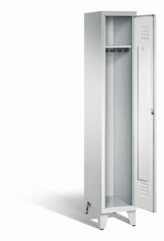 Ein lichtgrauer Garderobenschrank mit einem Abteil, einem Fach sowie integrierten Kleiderstangen mit Kleiderhaken, dessen Tür geöffnet ist. Er steht auf Stahlblechfüßen vor weißem Hintergrund.