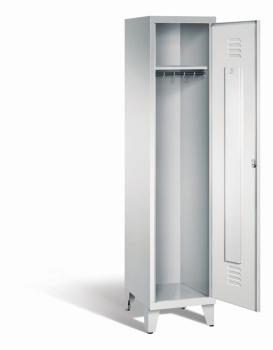Ein lichtgrauer Garderobenschrank mit einem Abteil, einem Fach sowie integrierten Kleiderstangen mit Kleiderhaken, dessen Tür geöffnet ist. Er steht auf Stahlblechfüßen vor weißem Hintergrund.