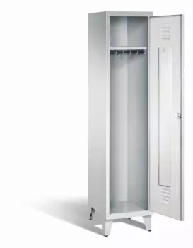 Ein lichtgrauer Garderobenschrank mit einem Abteil, einem Fach sowie integrierten Kleiderstangen mit Kleiderhaken, dessen Tür geöffnet ist. Er steht auf Stahlblechfüßen vor weißem Hintergrund.