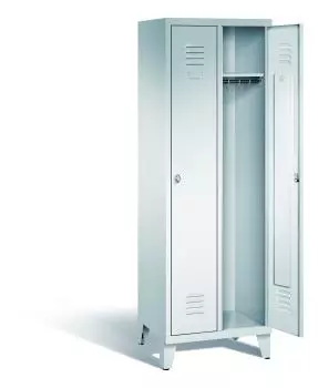 Ein lichtgrauer Garderobenschrank mit zwei Abteilen, zwei Fächern sowie integrierten Kleiderstangen mit Kleiderhaken, dessen rechte Tür geöffnet ist. Er steht auf Stahlblechfüßen vor weißem Hintergrund.