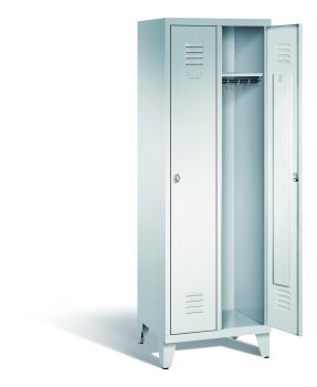 Ein lichtgrauer Garderobenschrank mit zwei Abteilen, zwei Fächern sowie integrierten Kleiderstangen mit Kleiderhaken, dessen rechte Tür geöffnet ist. Er steht auf Stahlblechfüßen vor weißem Hintergrund.
