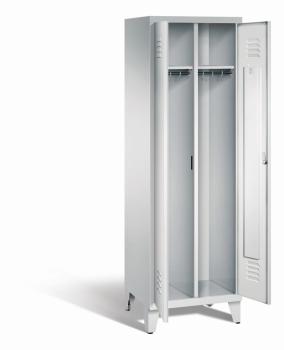Ein lichtgrauer Garderobenschrank mit zwei Abteilen, zwei Fächern sowie integrierten Kleiderstangen mit Kleiderhaken, dessen Türen geöffnet sind. Er steht auf Stahlblechfüßen vor weißem Hintergrund.
