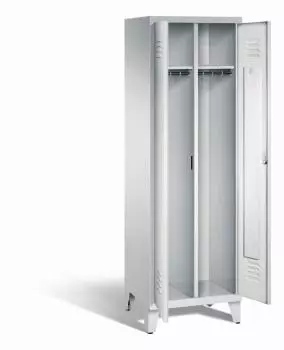 Ein lichtgrauer Garderobenschrank mit zwei Abteilen, zwei Fächern sowie integrierten Kleiderstangen mit Kleiderhaken, dessen Türen geöffnet sind. Er steht auf Stahlblechfüßen vor weißem Hintergrund.