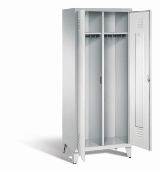 Ein lichtgrauer Garderobenschrank mit zwei Abteilen, zwei Fächern sowie integrierten Kleiderstangen mit Kleiderhaken, dessen Türen geöffnet sind. Er steht auf Stahlblechfüßen vor weißem Hintergrund.