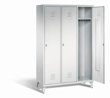 Ein lichtgrauer Garderobenschrank mit drei Abteilen, drei Fächern sowie integrierten Kleiderstangen mit Kleiderhaken, dessen rechte Tür geöffnet ist. Er steht auf Stahlblechfüßen vor weißem Hintergrund.