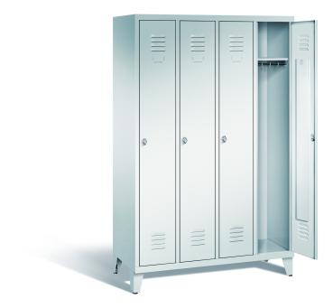 Ein lichtgrauer Garderobenschrank mit vier Abteilen, vier Fächern sowie integrierten Kleiderstangen mit Kleiderhaken, dessen rechte Tür geöffnet ist. Er steht auf Stahlblechfüßen vor weißem Hintergrund.