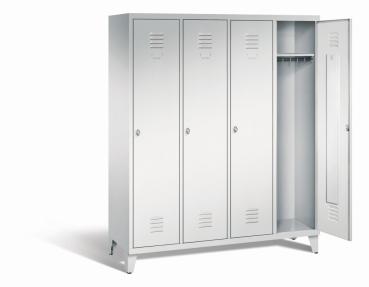 Ein lichtgrauer Garderobenschrank mit vier Abteilen, vier Fächern sowie integrierten Kleiderstangen mit Kleiderhaken, dessen rechte Tür geöffnet ist. Er steht auf Stahlblechfüßen vor weißem Hintergrund.