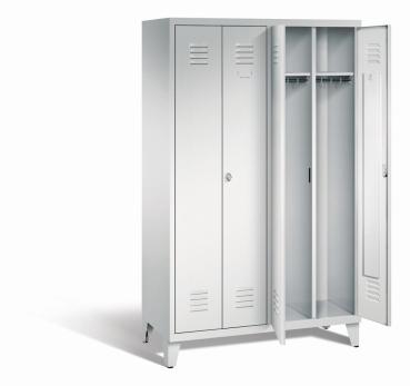 Ein lichtgrauer Garderobenschrank mit vier Abteilen, vier Fächern sowie integrierten Kleiderstangen mit Kleiderhaken, dessen beiden rechten Türen geöffnet sind. Er steht auf Stahlblechfüßen vor weißem Hintergrund.