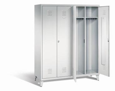 Ein lichtgrauer Garderobenschrank mit vier Abteilen, vier Fächern sowie integrierten Kleiderstangen mit Kleiderhaken, dessen beiden rechten Türen geöffnet sind. Er steht auf Stahlblechfüßen vor weißem Hintergrund.