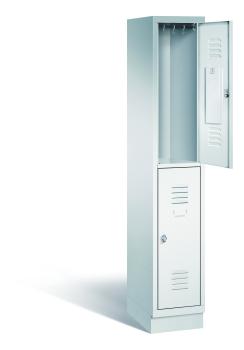Ein lichtgrauer Garderobenschrank mit einem Abteil, zwei Fächern sowie integrierten Kleiderstangen mit Kleiderhaken, dessen obere Tür geöffnet ist. Er steht auf einem Stahlblechsockel vor weißem Hintergrund.