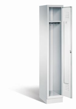 Ein lichtgrauer Garderobenschrank mit einem Abteil, einem Fach sowie integrierten Kleiderstangen mit Kleiderhaken, dessen Tür geöffnet ist. Er steht auf einem Stahlblechsockel vor weißem Hintergrund.