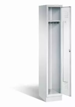 Ein lichtgrauer Garderobenschrank mit einem Abteil, einem Fach sowie integrierten Kleiderstangen mit Kleiderhaken, dessen Tür geöffnet ist. Er steht auf einem Stahlblechsockel vor weißem Hintergrund.
