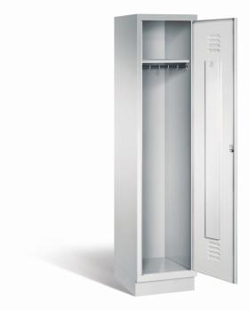 Ein lichtgrauer Garderobenschrank mit einem Abteil, einem Fach sowie integrierten Kleiderstangen mit Kleiderhaken, dessen Tür geöffnet ist. Er steht auf einem Stahlblechsockel vor weißem Hintergrund.