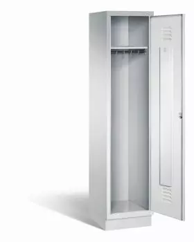 Ein lichtgrauer Garderobenschrank mit einem Abteil, einem Fach sowie integrierten Kleiderstangen mit Kleiderhaken, dessen Tür geöffnet ist. Er steht auf einem Stahlblechsockel vor weißem Hintergrund.