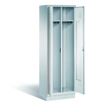 Ein lichtgrauer Garderobenschrank mit zwei Abteilen, zwei Fächern sowie integrierten Kleiderstangen mit Kleiderhaken, dessen Türen geöffnet sind. steht auf einem Stahlblechsockel vor weißem Hintergrund.