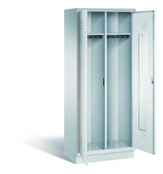 Ein lichtgrauer Garderobenschrank mit zwei Abteilen, zwei Fächern sowie integrierten Kleiderstangen mit Kleiderhaken, dessen Türen geöffnet sind. Er steht auf einem Stahlblechsockel vor weißem Hintergrund.