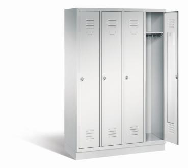 Ein lichtgrauer Garderobenschrank mit vier Abteilen, vier Fächern sowie integrierten Kleiderstangen mit Kleiderhaken, dessen rechte Tür geöffnet ist. Er steht auf einem Stahlblechsockel vor weißem Hintergrund.