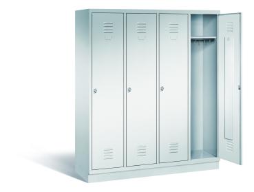 Ein lichtgrauer Garderobenschrank mit vier Abteilen, vier Fächern sowie integrierten Kleiderstangen mit Kleiderhaken, dessen rechte Tür geöffnet ist. Er steht auf einem Stahlblechsockel vor weißem Hintergrund.