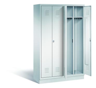 Ein lichtgrauer Garderobenschrank mit vier Abteilen, vier Fächern sowie integrierten Kleiderstangen mit Kleiderhaken, dessen beiden rechten Türen geöffnet sind. Er steht auf einem Stahlblechsockel vor weißem Hintergrund.