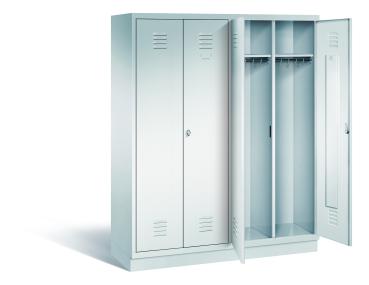 Ein lichtgrauer Garderobenschrank mit vier Abteilen, vier Fächern sowie integrierten Kleiderstangen mit Kleiderhaken, dessen beiden rechten Türen geöffnet sind. Er steht auf einem Stahlblechsockel vor weißem Hintergrund.