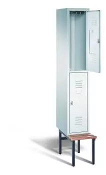 Ein lichtgrauer Garderobenschrank mit einem Abteil, zwei Fächern sowie integrierten Kleiderstangen mit Kleiderhaken, dessen obere Tür geöffnet ist. Er steht auf einer unter- und vorgebauten Sitzbank vor weißem Hintergrund.