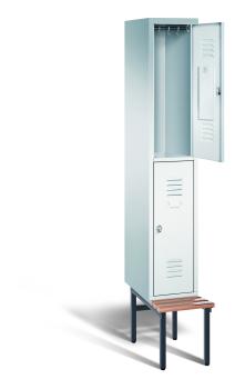 Ein lichtgrauer Garderobenschrank mit einem Abteil, zwei Fächern sowie integrierten Kleiderstangen mit Kleiderhaken, dessen obere Tür geöffnet ist. Er steht auf einer unter- und vorgebauten Sitzbank vor weißem Hintergrund.
