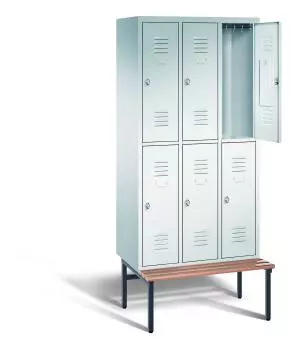 Ein lichtgrauer Garderobenschrank mit drei Abteilen, sechs Fächern sowie integrierten Kleiderstangen mit Kleiderhaken, dessen obere rechte Tür geöffnet ist. Er steht auf einer unter- und vorgebauten Sitzbank vor weißem Hintergrund.