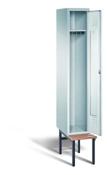 Ein lichtgrauer Garderobenschrank mit einem Abteil, einem Fach sowie integrierten Kleiderstangen mit Kleiderhaken, dessen Tür geöffnet ist. Er steht auf einer unter- und vorgebauten Sitzbank vor weißem Hintergrund.