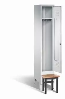 Ein lichtgrauer Garderobenschrank mit einem Abteil, einem Fach sowie integrierten Kleiderstangen mit Kleiderhaken, dessen Tür geöffnet ist. Er steht auf Stahlblechfüßen und hat eine vorgebaute Sitzbank vor weißem Hintergrund.