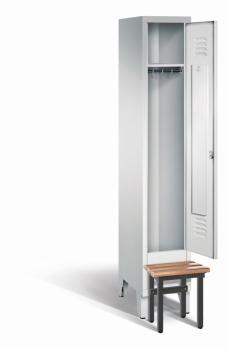 Ein lichtgrauer Garderobenschrank mit einem Abteil, einem Fach sowie integrierten Kleiderstangen mit Kleiderhaken, dessen Tür geöffnet ist. Er steht auf Stahlblechfüßen und hat eine vorgebaute Sitzbank vor weißem Hintergrund.