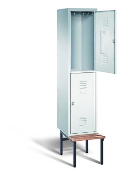Ein lichtgrauer Garderobenschrank mit einem Abteil, zwei Fächern sowie integrierten Kleiderstangen mit Kleiderhaken, dessen obere Tür geöffnet ist. Er steht auf einer unter- und vorgebauten Sitzbank vor weißem Hintergrund.