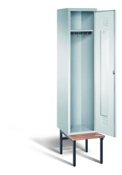 Ein lichtgrauer Garderobenschrank mit einem Abteil, einem Fach sowie integrierten Kleiderstangen mit Kleiderhaken, dessen Tür geöffnet ist. Er steht auf einer unter- und vorgebauten Sitzbank vor weißem Hintergrund.