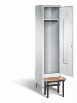 Ein lichtgrauer Garderobenschrank mit einem Abteil, einem Fach sowie integrierten Kleiderstangen mit Kleiderhaken, dessen Tür geöffnet ist. Er steht auf Stahlblechfüßen und hat eine vorgebaute Sitzbank vor weißem Hintergrund.
