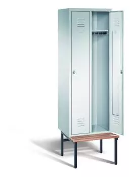 Ein lichtgrauer Garderobenschrank mit zwei Abteilen, zwei Fächern sowie integrierten Kleiderstangen mit Kleiderhaken, dessen rechte Tür geöffnet ist. Er steht auf einer unter- und vorgebauten Sitzbank vor weißem Hintergrund.