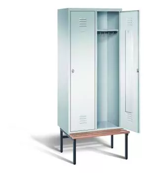 Ein lichtgrauer Garderobenschrank mit zwei Abteilen, zwei Fächern sowie integrierten Kleiderstangen mit Kleiderhaken, dessen rechte Tür geöffnet ist. Er steht auf einer unter- und vorgebauten Sitzbank vor weißem Hintergrund.