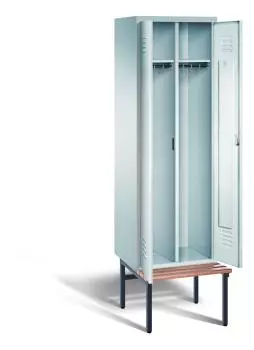 Ein lichtgrauer Garderobenschrank mit zwei Abteilen, zwei Fächern sowie integrierten Kleiderstangen mit Kleiderhaken, dessen Türen geöffnet sind. Er steht auf einer unter- und vorgebauten Sitzbank vor weißem Hintergrund.