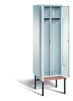 Ein lichtgrauer Garderobenschrank mit zwei Abteilen, zwei Fächern sowie integrierten Kleiderstangen mit Kleiderhaken, dessen Türen geöffnet sind. Er steht auf einer unter- und vorgebauten Sitzbank vor weißem Hintergrund.