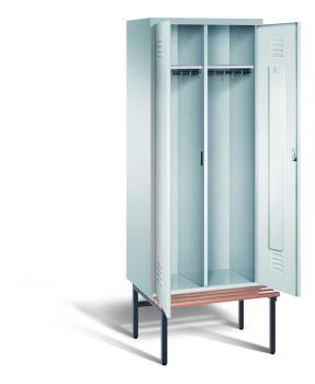 Ein lichtgrauer Garderobenschrank mit zwei Abteilen, zwei Fächern sowie integrierten Kleiderstangen mit Kleiderhaken, dessen Türen geöffnet sind. Er steht auf einer unter- und vorgebauten Sitzbank vor weißem Hintergrund.