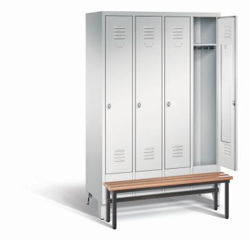 Ein lichtgrauer Garderobenschrank mit vier Abteilen, vier Fächern sowie integrierten Kleiderstangen mit Kleiderhaken, dessen rechte Tür geöffnet ist. Er steht auf Stahlblechfüßen und hat eine vorgebaute Sitzbank vor weißem Hintergrund.