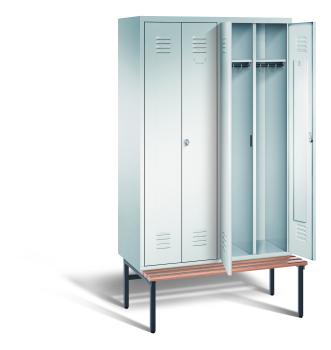 Ein lichtgrauer Garderobenschrank mit vier Abteilen, vier Fächern sowie integrierten Kleiderstangen mit Kleiderhaken, dessen beide rechten Türen geöffnet sind. Er steht auf einer unter- und vorgebauten Sitzbank vor weißem Hintergrund.
