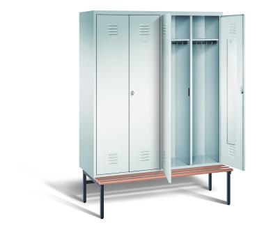Ein lichtgrauer Garderobenschrank mit vier Abteilen, vier Fächern sowie integrierten Kleiderstangen mit Kleiderhaken, dessen beiden rechten Türen geöffnet sind. Er steht auf einer unter- und vorgebauten Sitzbank vor weißem Hintergrund.