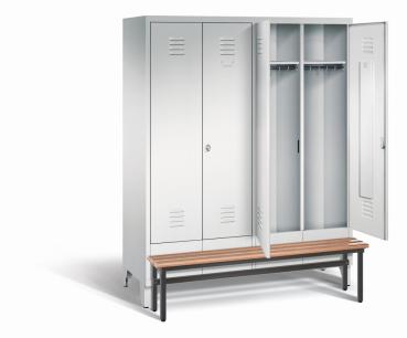 Ein lichtgrauer Garderobenschrank mit vier Abteilen, vier Fächern sowie integrierten Kleiderstangen mit Kleiderhaken, dessen beiden rechten Türen geöffnet sind. Er steht auf Stahlblechfüßen und hat eine vorgebaute Sitzbank vor weißem Hintergrund.