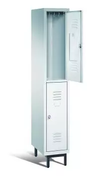 Ein lichtgrauer Garderobenschrank mit einem Abteil, zwei Fächern sowie integrierten Kleiderstangen mit Kleiderhaken, dessen obere Tür geöffnet ist. Er steht auf Stahlrohrfüßen vor weißem Hintergrund.